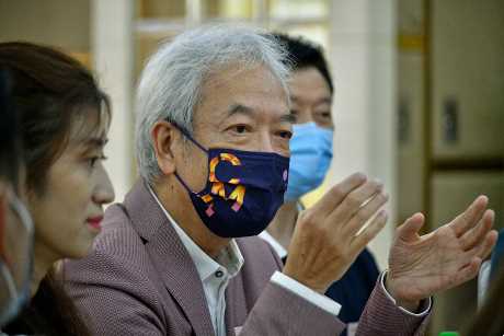 香港餐飲聯業協會會長黃家和(中)認為,業界需要一段時間才能恢復正常(資料圖片)