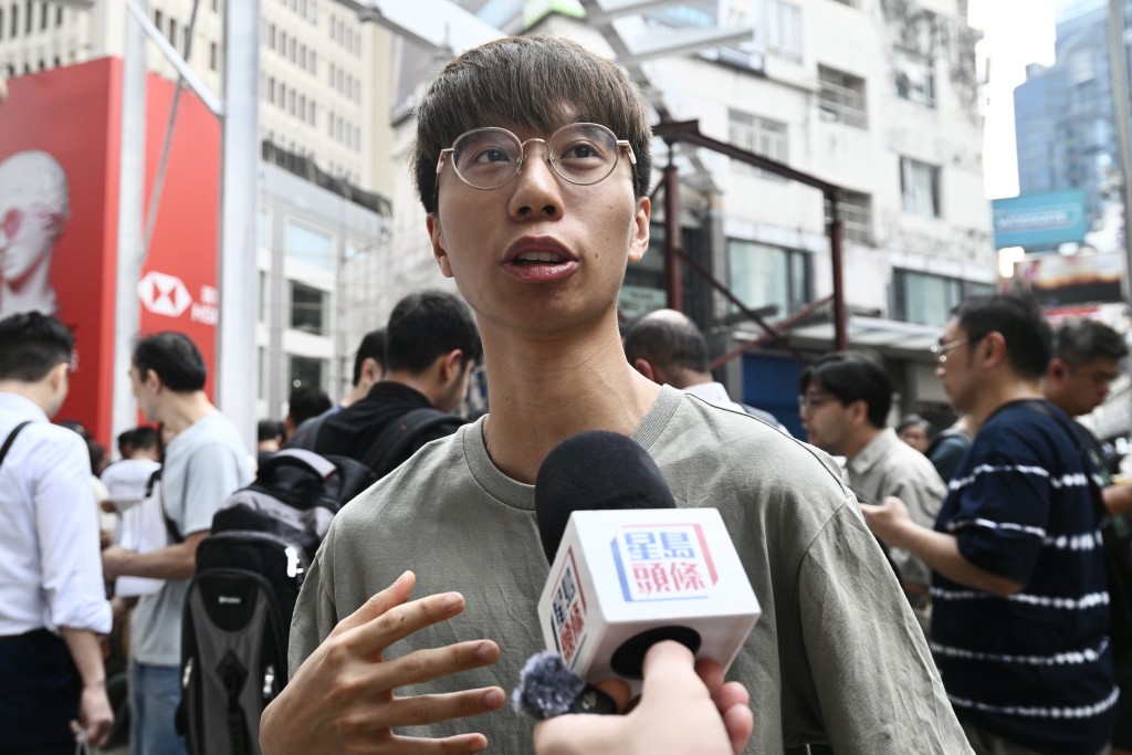 首次參與搶購的上班族陳先生則順利套現,淨賺2000元。 首次參與搶購的上班族陳先生則順利套現,淨賺2000元。