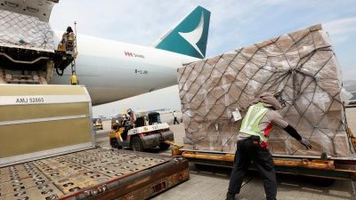 国泰货运燃油附加费加幅达3倍。国泰网页