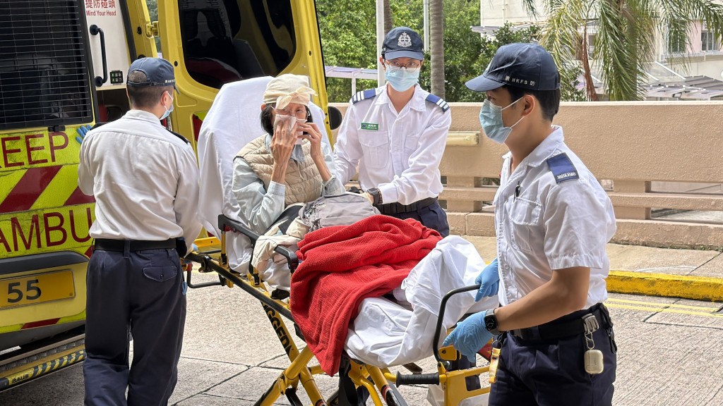 女子被玻璃碎溅伤送院。 女子被玻璃碎溅伤送院。