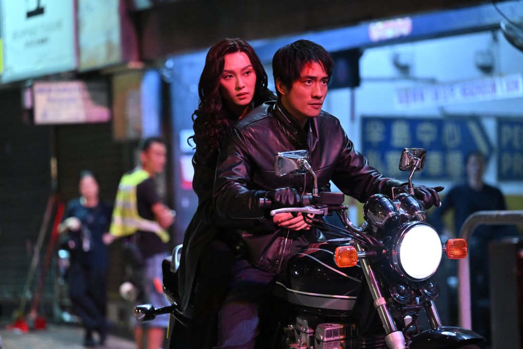 阿謙、Louise駕駛電單車風馳電掣逃避追殺。