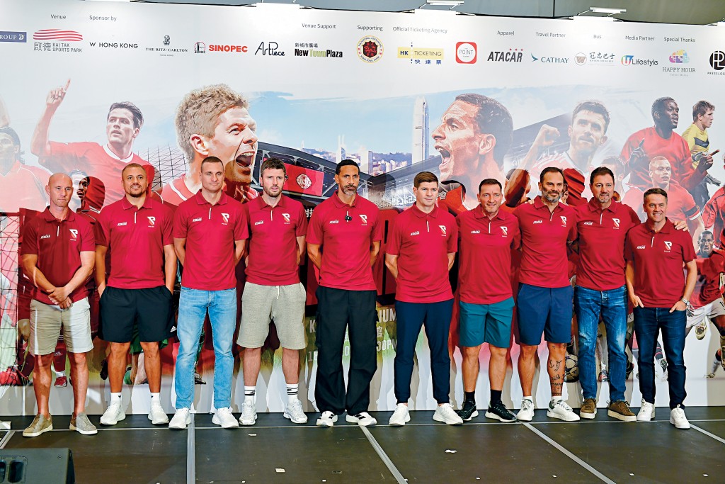 里奧費迪南（左五）帶領曼聯名宿，與謝拉特（右五）領軍的利物浦名宿對撼。