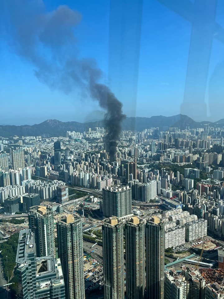 远处亦见到浓烟冒出。（fb：香港突发事故报料区（新版））