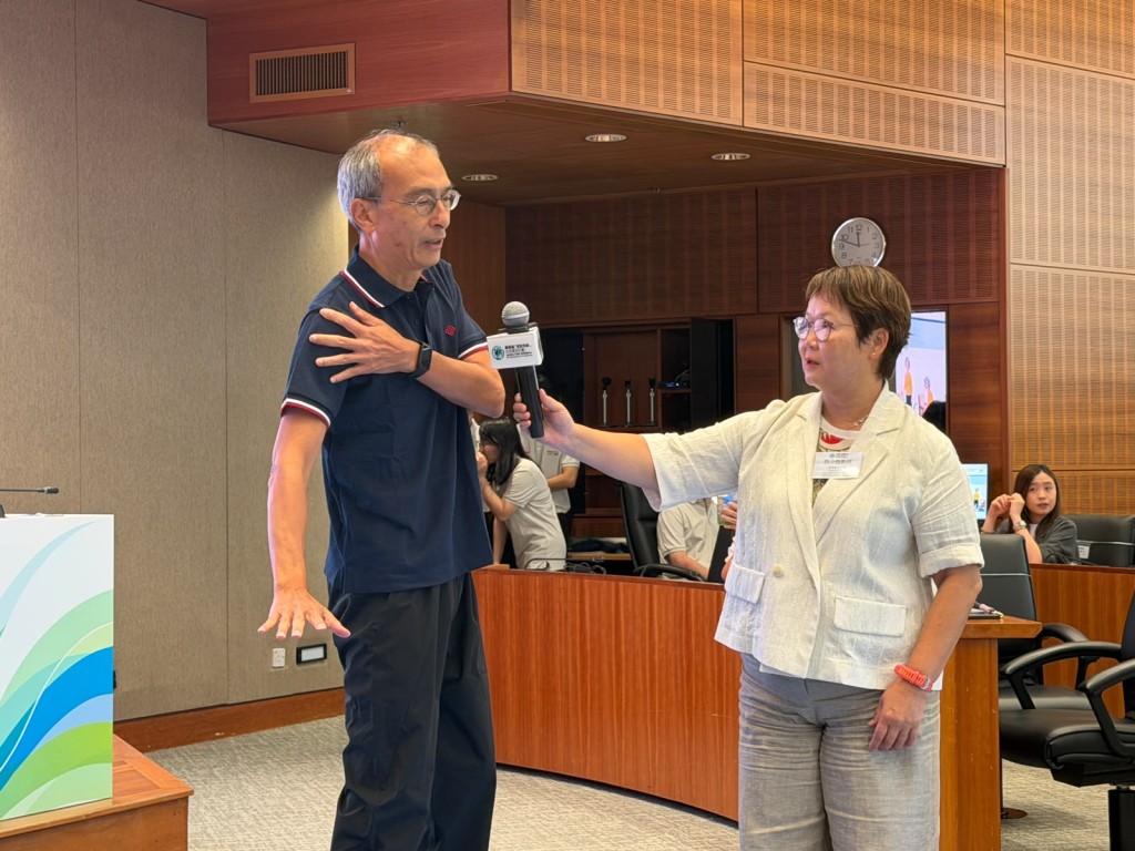 有長者即場示範,教導正確跌倒動作。 有長者即場示範,教導正確跌倒動作。