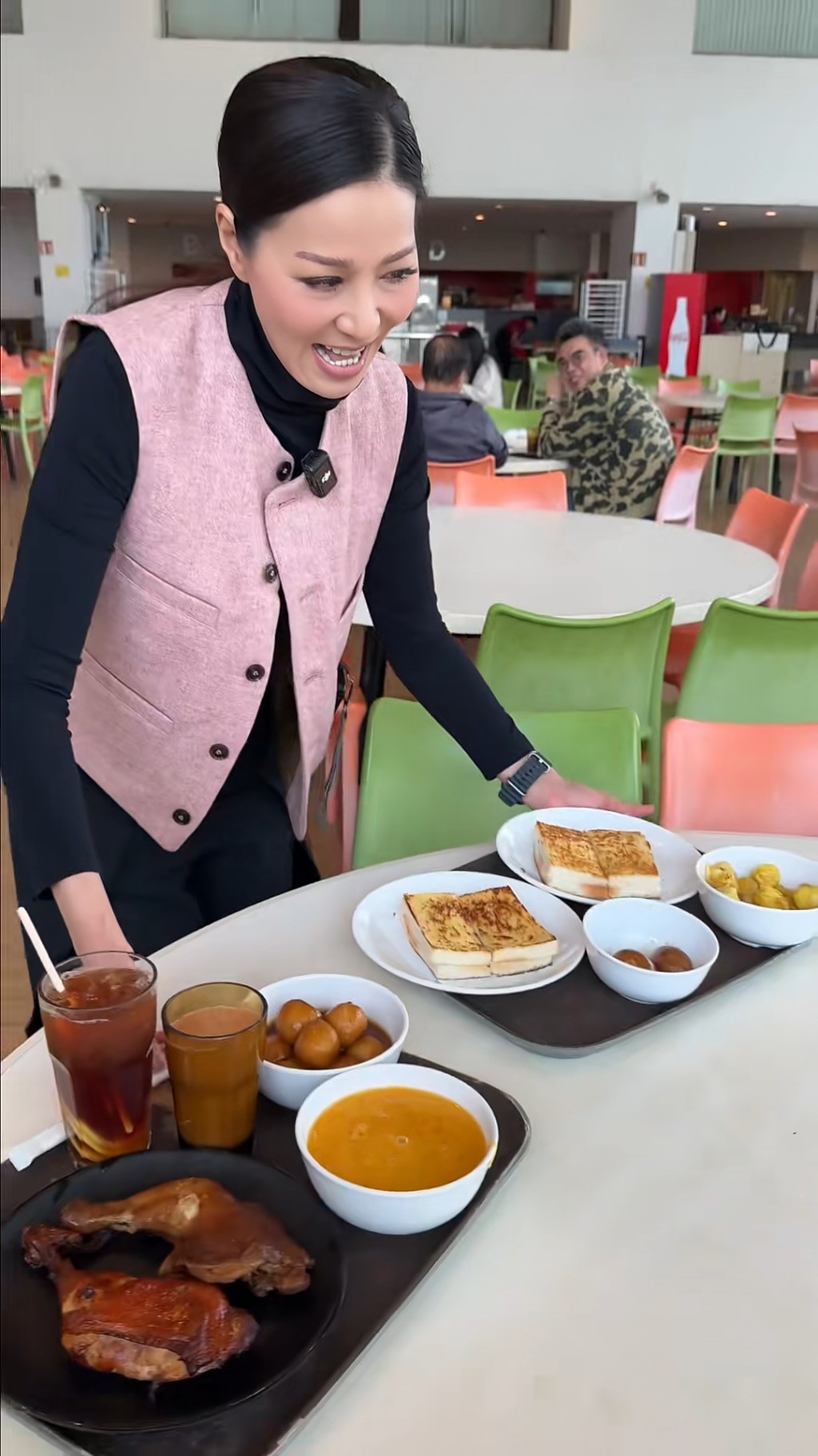 滿枱美食。 滿枱美食。