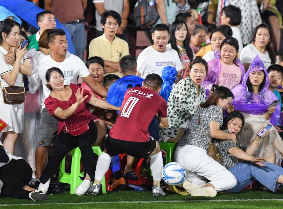  6月23日，觀眾躲避出界的足球。新華社