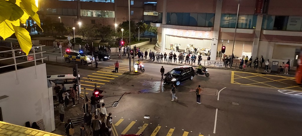 兩輛私家車在永順街相撞，其中一架白色私家車失控直撞行人路。(香港突發事故報料區FB)
