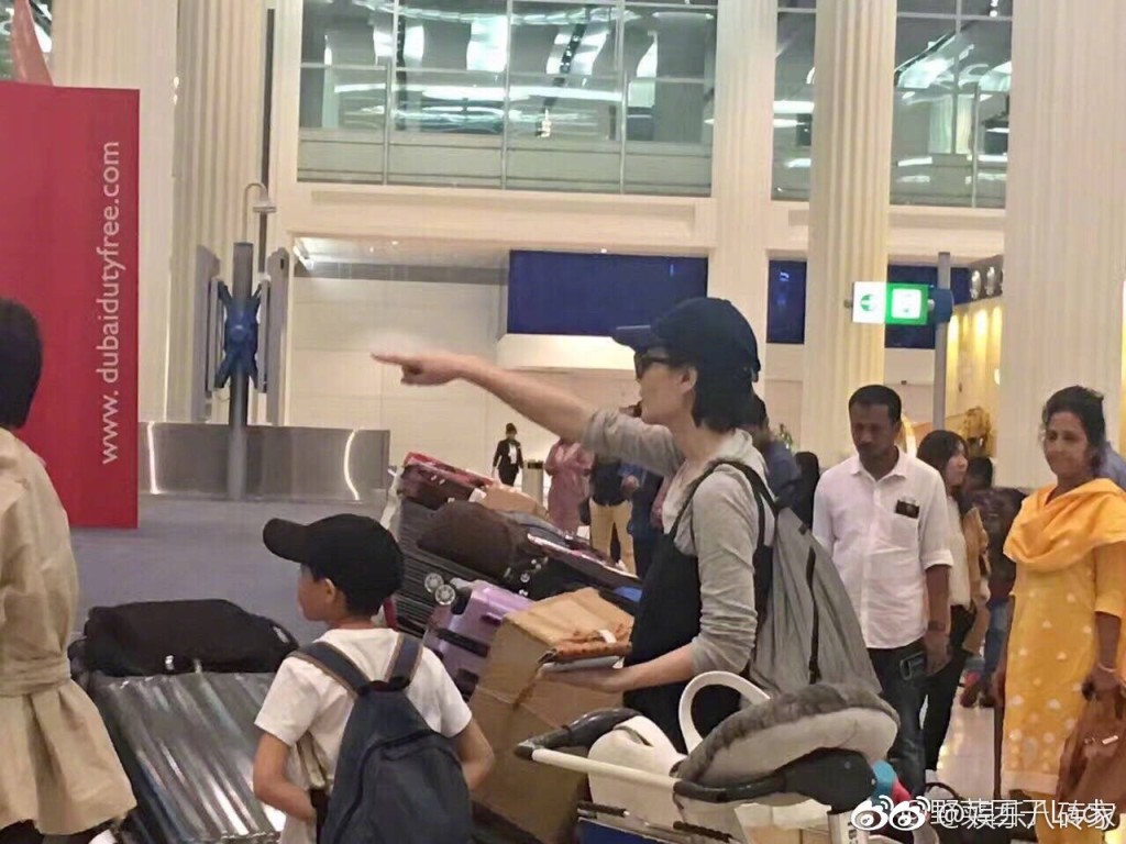 网民在杜拜野生捕获王菲。（网上图片）