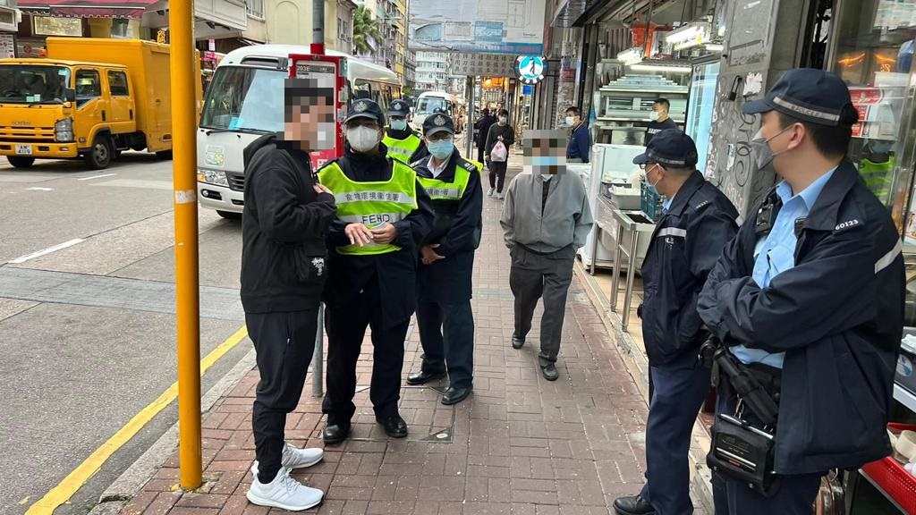 警方聯同食環署人員於油麻地果欄及上海街一帶，打擊阻街及衛生黑點問題。警方提供