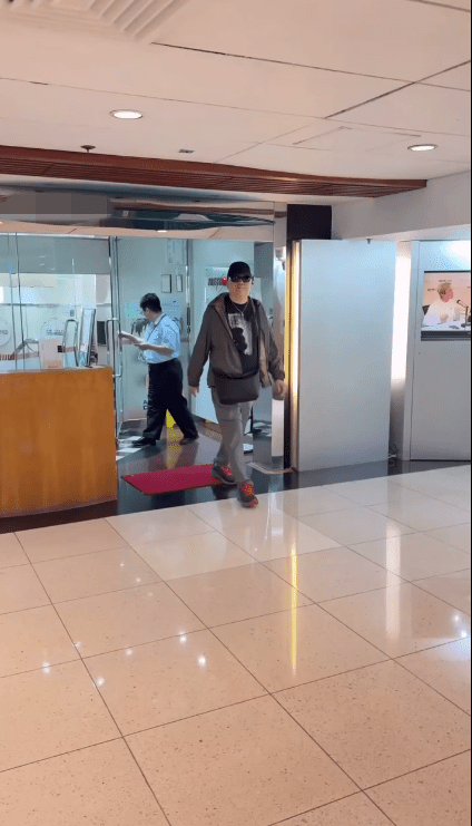 近日有網民在紅磡偶遇蔡楓華，見他精神奕奕，打扮貼地。