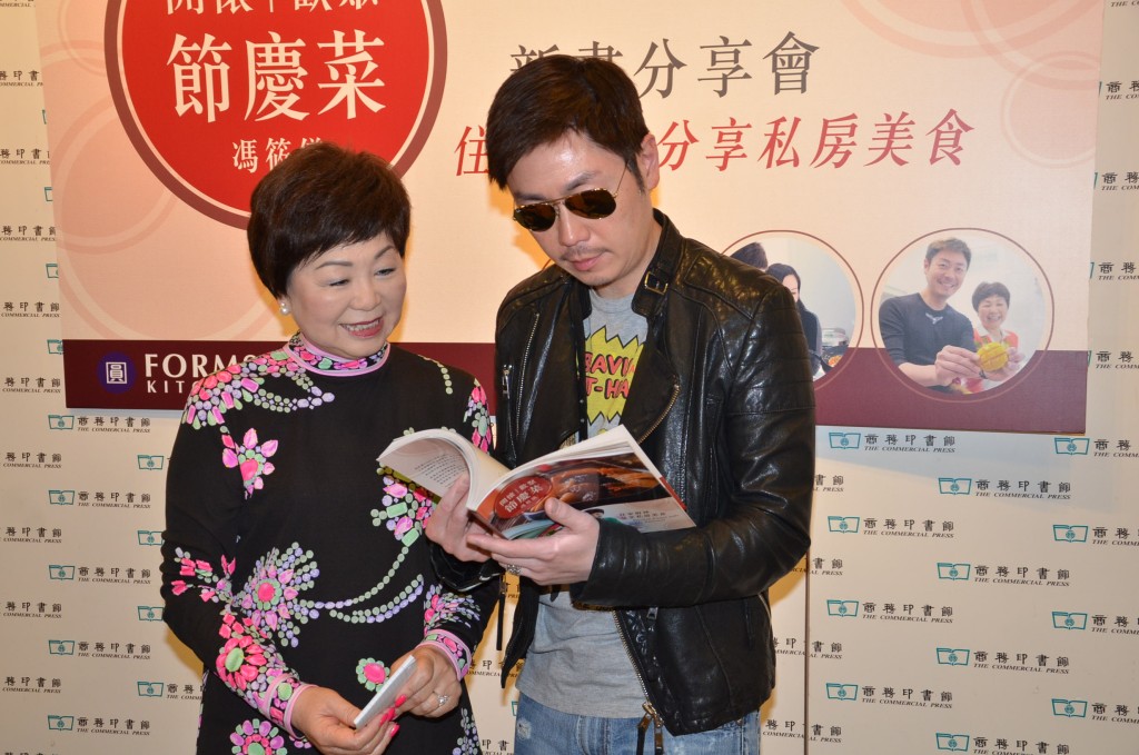 李思捷的母亲冯筱仪于2015年为个人首本食谱《开怀欢聚节庆菜》举行新书发布会。