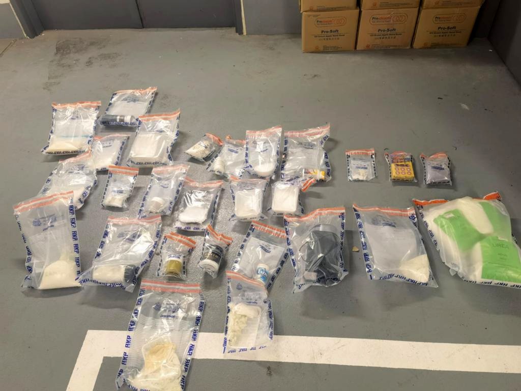 檢獲化學物料多達34種逾20公斤，包括236克苦味酸（picric acid）、氯酸鉀、硫磺、硝酸及硫酸等。警方圖片