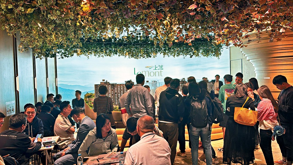 萬科香港上然2期,昨日再次開放示範單位參觀及收票,吸引不少準買家到場參觀。