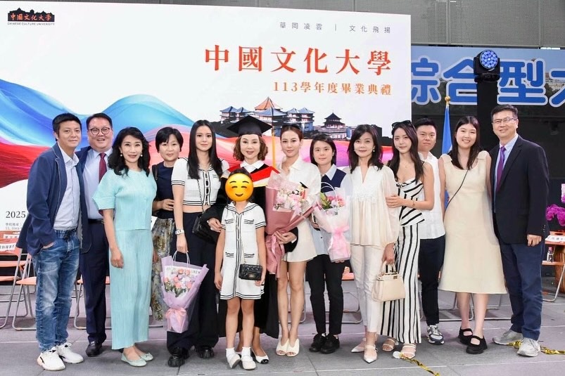 謝玲玲獲仔女及弟妹舉家到場分享人生重要的一刻。 謝玲玲獲仔女及弟妹舉家到場分享人生重要的一刻。