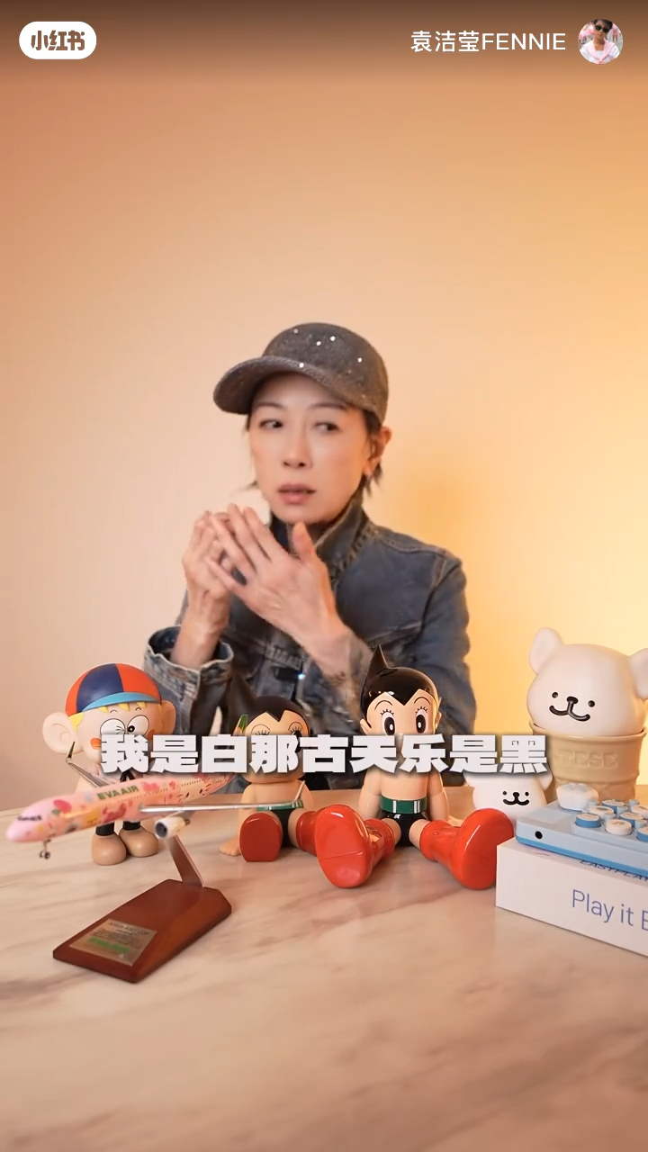 二人膚色一黑一白。