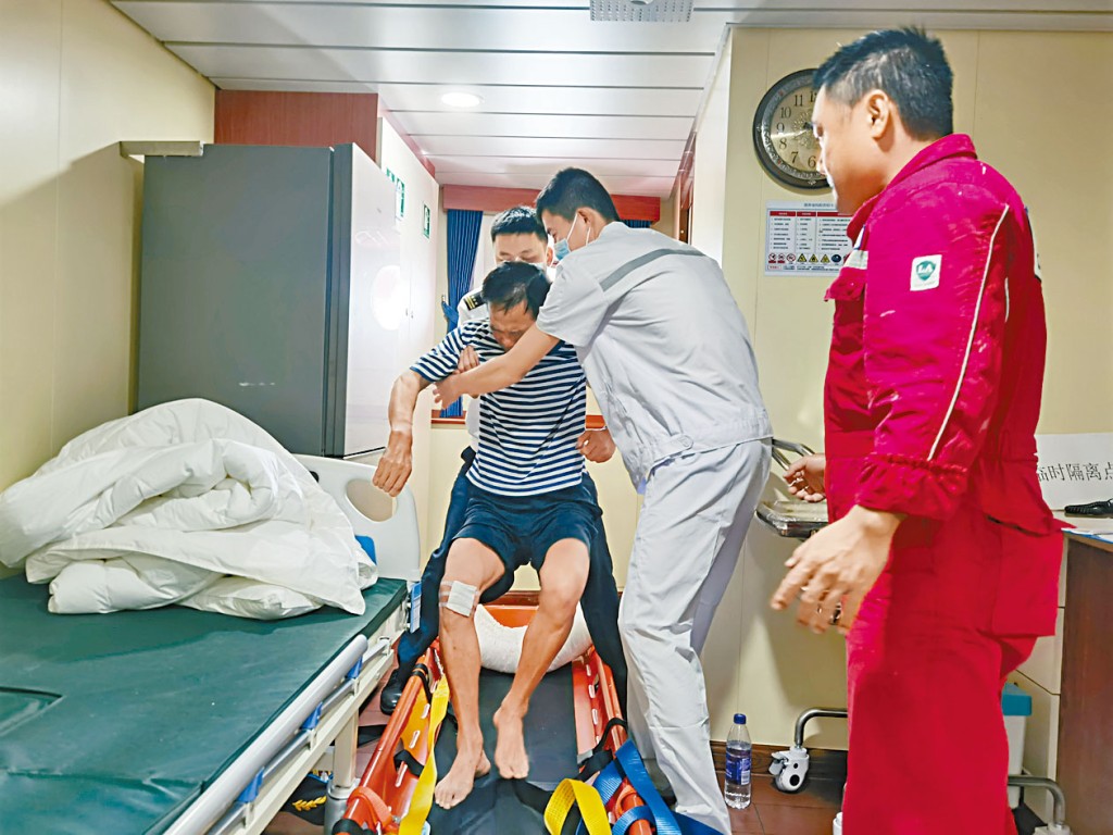 搜救人員昨救起一名在海中漂流四十小時的甲板工船員，他僅受輕傷。