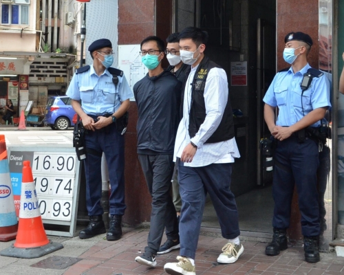昨日被捕的梁錦威亦被帶到現場協助調查。