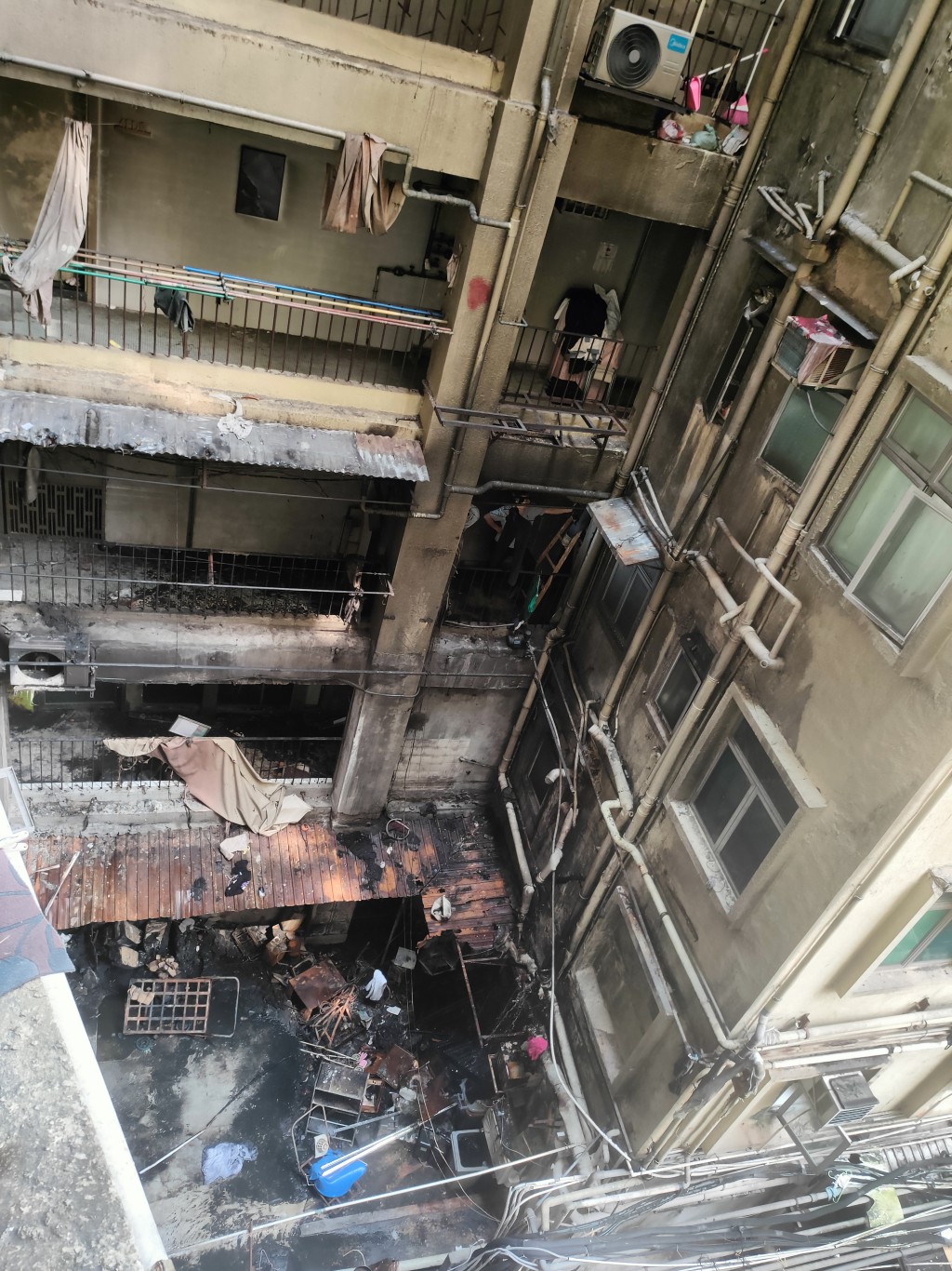 大厦火场天井位严重焚毁，并波及一楼至三楼楼层。