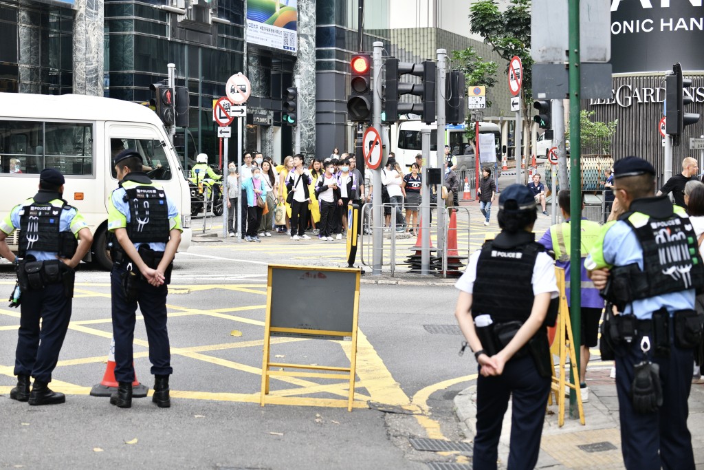 香港国际七人榄球赛开锣，警员在场维持秩序。卢江球摄