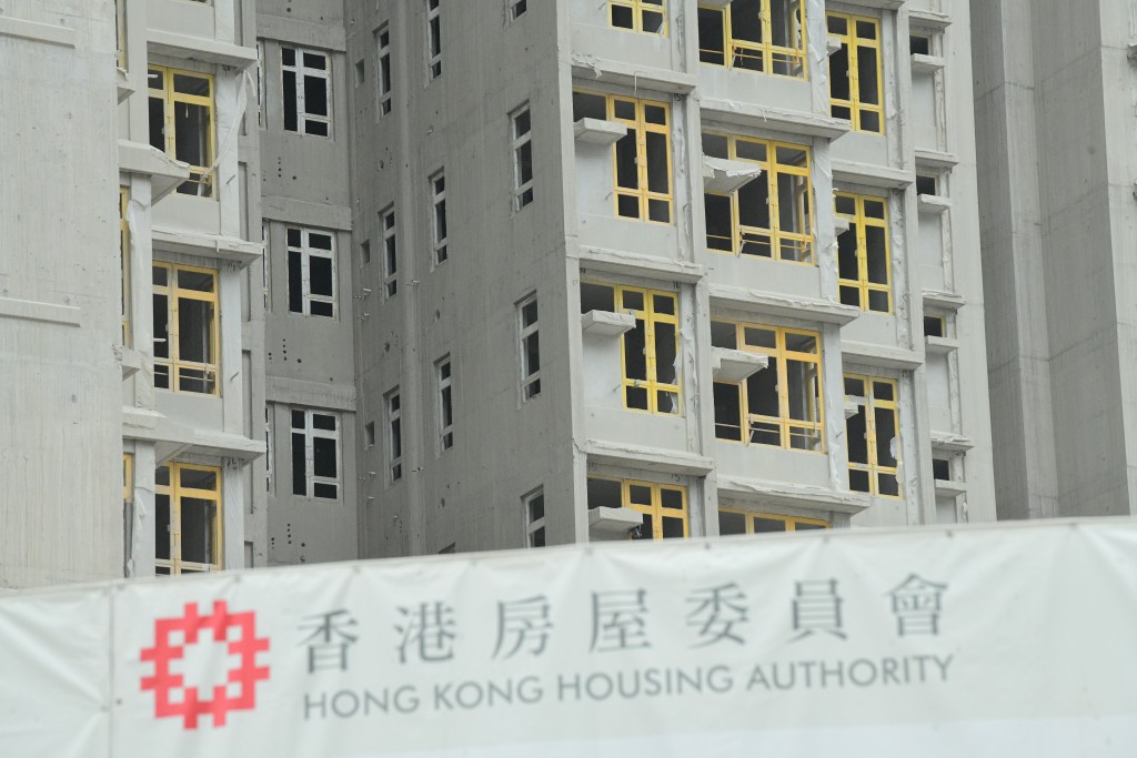 何永賢指,若個別項目需延後,會同時尋找可加快推展的替代項目,以維持整體供應。 何永賢指,若個別項目需延後,會同時尋找可加快推展的替代項目,以維持整體供應。