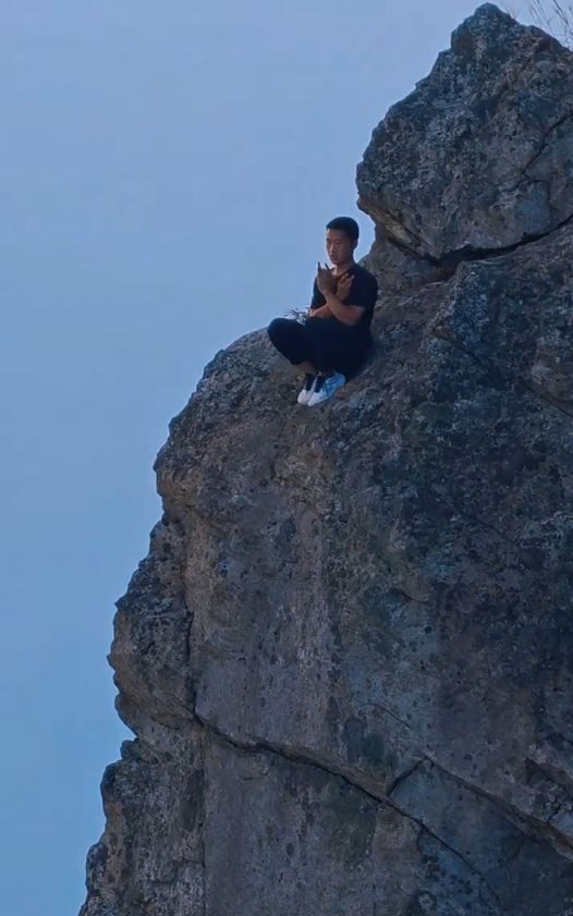 東莞有男子不顧危險在懸崖邊「練功」 ，惹來批評。抖音