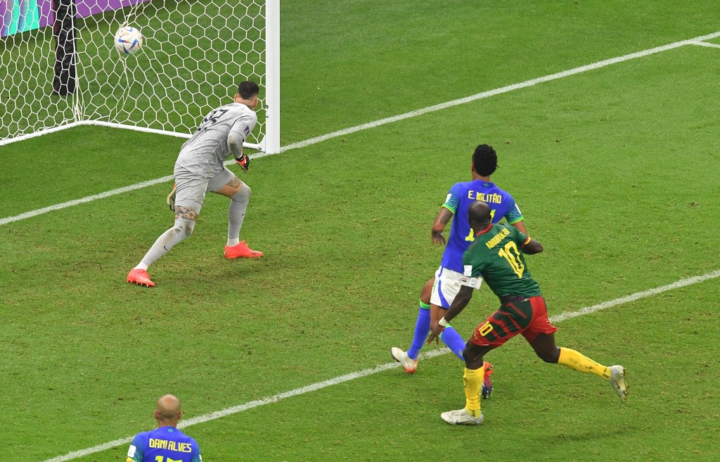 喀麥隆於補時兩分鐘憑中鋒阿保巴卡(綠衫)頭槌入球，一球小勝巴西。REUTERS