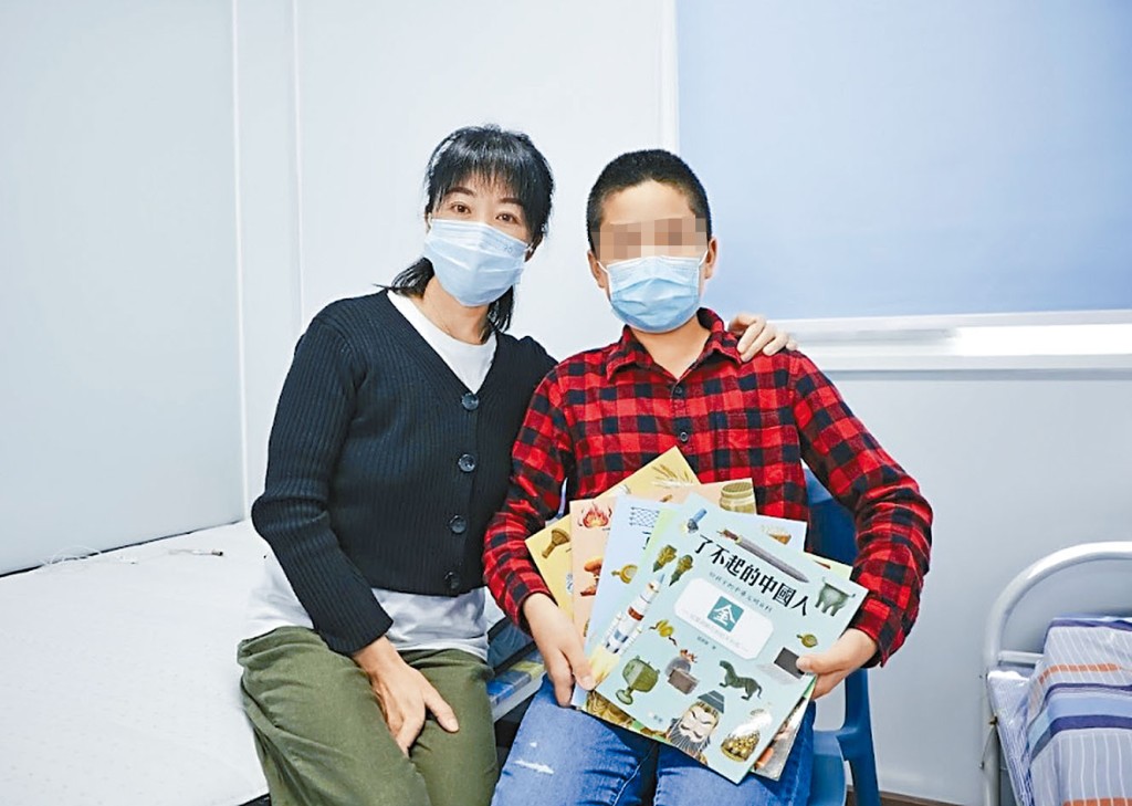兒子黃施哲(右)兒童節獲贈一套《了不起的中國人》書冊,母親冉珍珍認為禮物貼心。