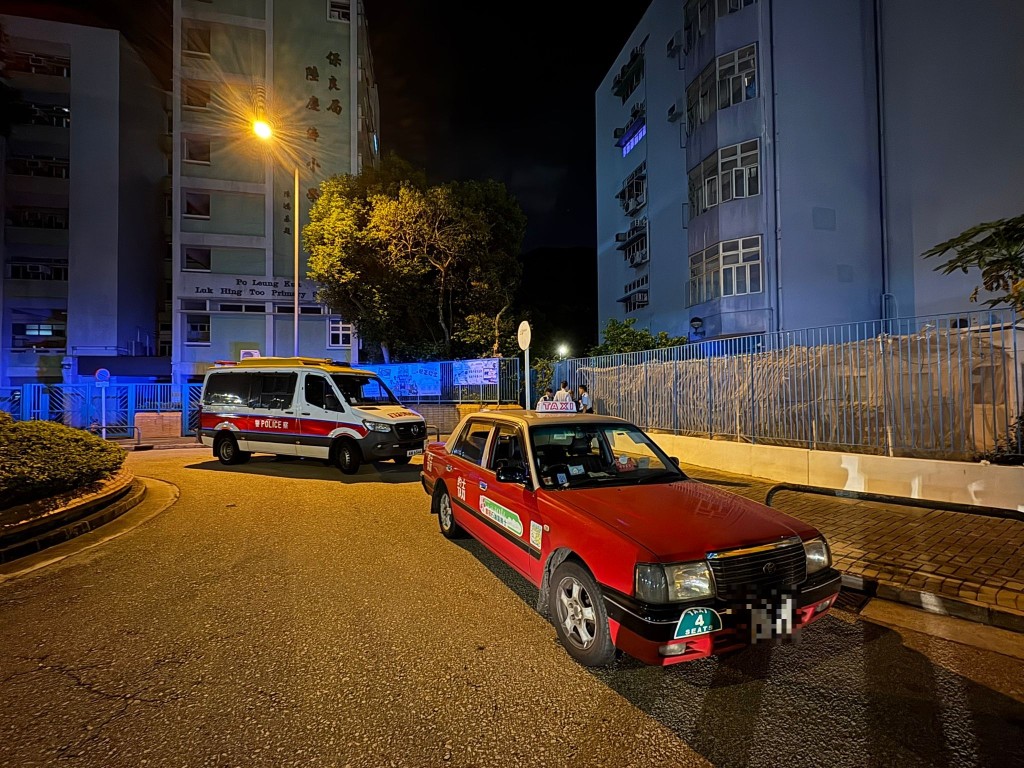 警方寶林站外截查一輛可疑的士。警方圖片 警方寶林站外截查一輛可疑的士。警方圖片