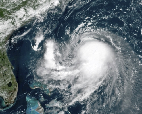 热带风暴亨利已升级为飓风直扑美东。AP