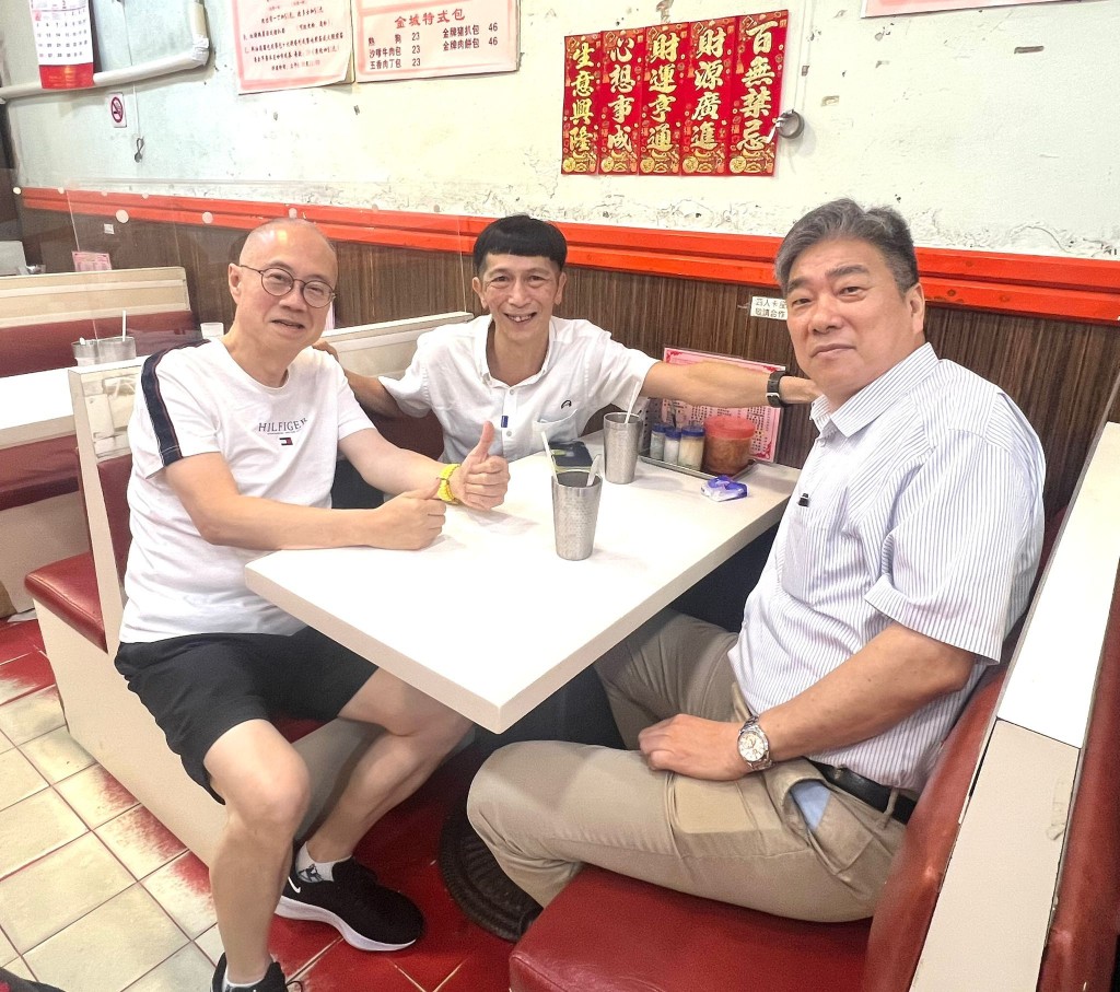 「超威力」马主李茂铭博士(左)、「创福威」马主周宏元(右)，于沙田某茶餐厅巧遇昔日冠军骑师陈柏鸿 (中) 。