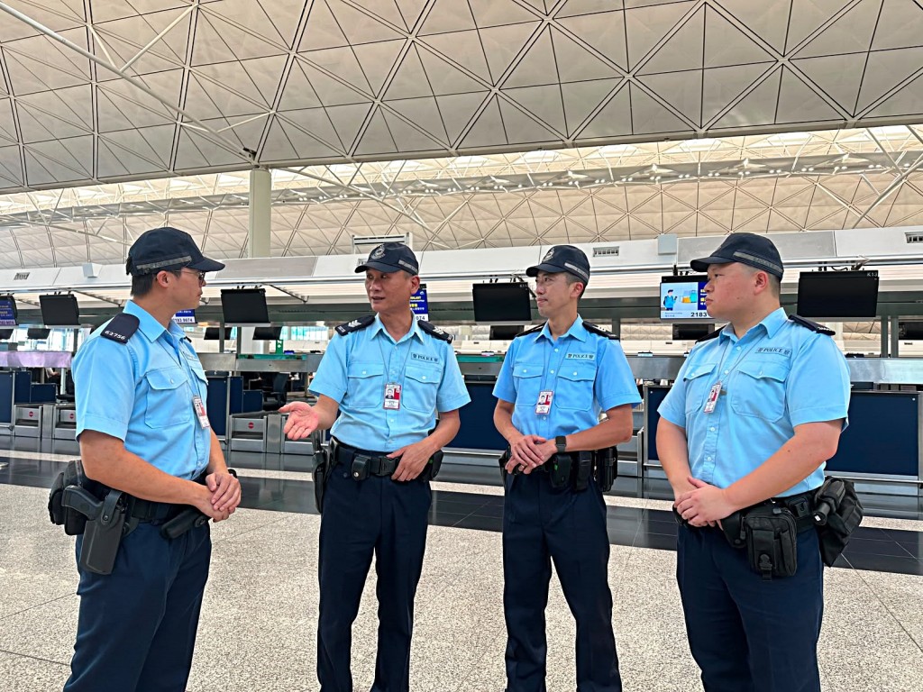 機場警區人員加強巡邏,致力守護市民及旅客的生命財產安全。 機場警區人員加強巡邏,致力守護市民及旅客的生命財產安全。