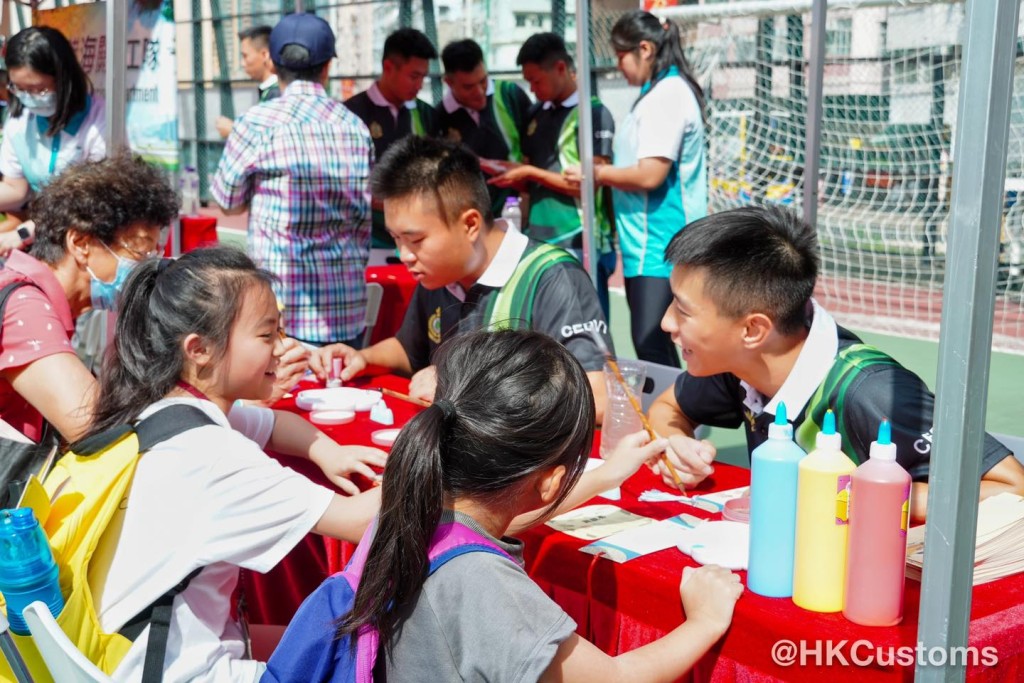 海關義工隊到馬頭圍道遊樂場參加「長幼華服同樂日」。海關FB