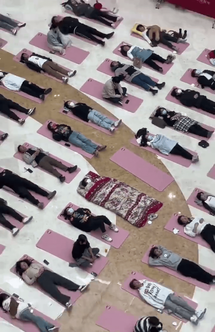 浙江台州一商场举行「发呆大赛」，百人「躺平」，有人带被子睡。