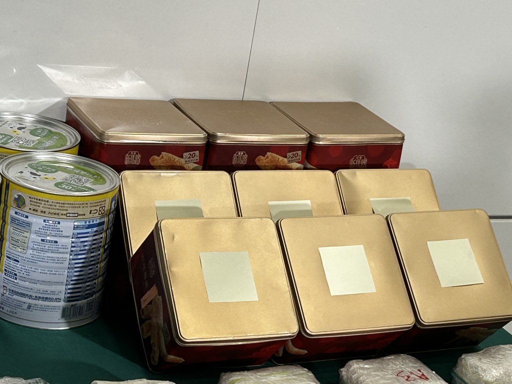 海關檢獲的219公斤白銀被藏於食物罐內。曾志恒攝 海關檢獲的219公斤白銀被藏於食物罐內。曾志恒攝