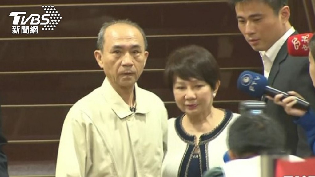 小S家公许庆祥（左）被称为“台湾巴菲特”，但曾因卷入内线交易案而被控。（TVBS新闻网图片）