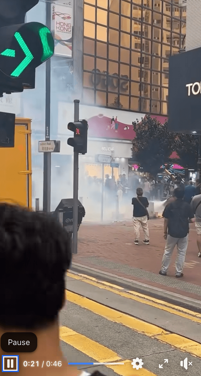 火警發生後，有身穿西裝的疑似Sogo職員第一時間手持滅火筒衝向火場灌救。fb「車cam L（香港群組）」