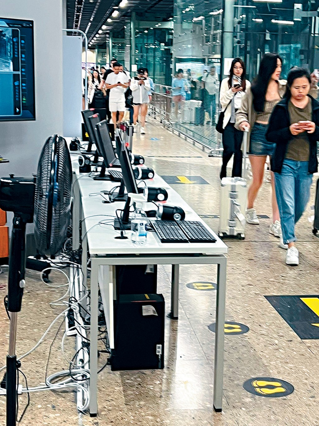 內地傳出周三公布取消「黑碼」措施,昨日西九龍站內所有掃碼電腦已關閉,旅客均「直行直過」。