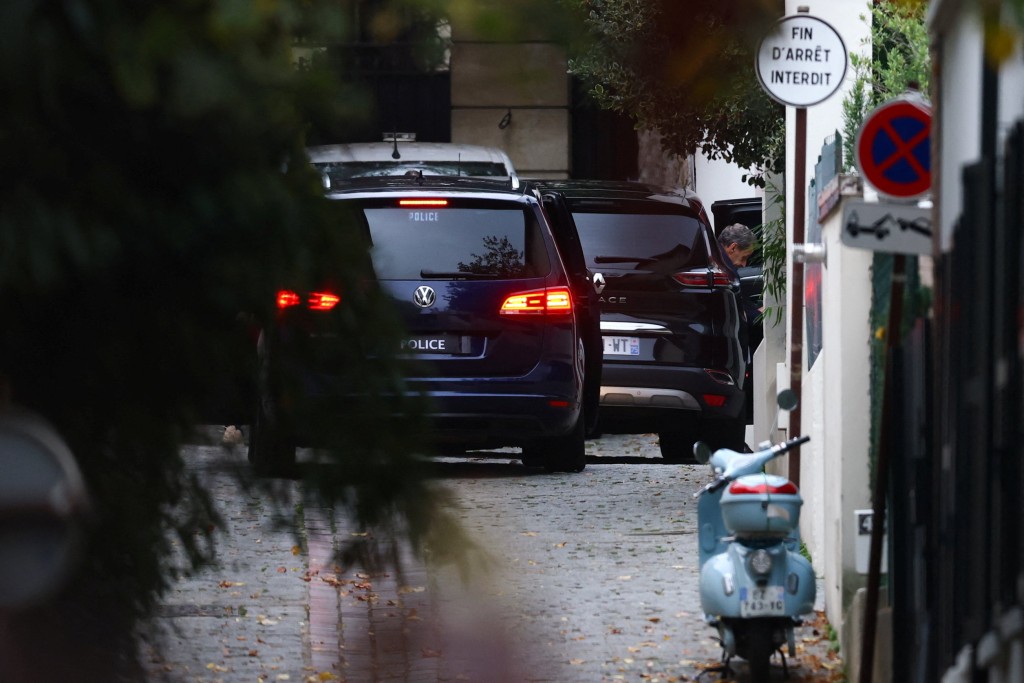 巴黎法院指，薩爾科齊不具潛逃風險，准許他在司法監管下獲釋。路透社