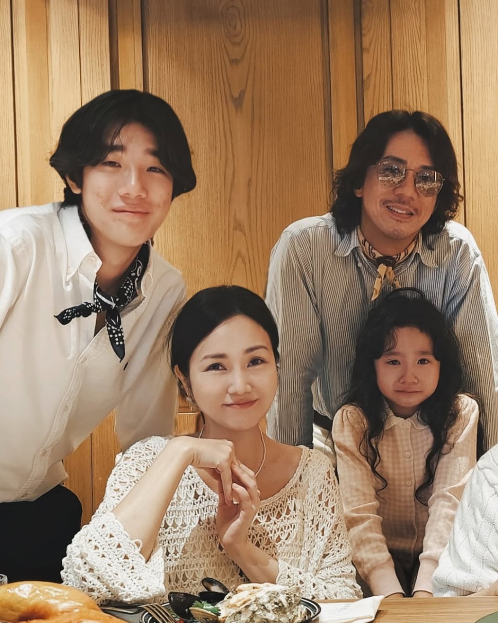 張瞻中學畢業,之後未能和妹妹一起上學,妹妹哭成淚人。 張瞻中學畢業,之後未能和妹妹一起上學,妹妹哭成淚人。