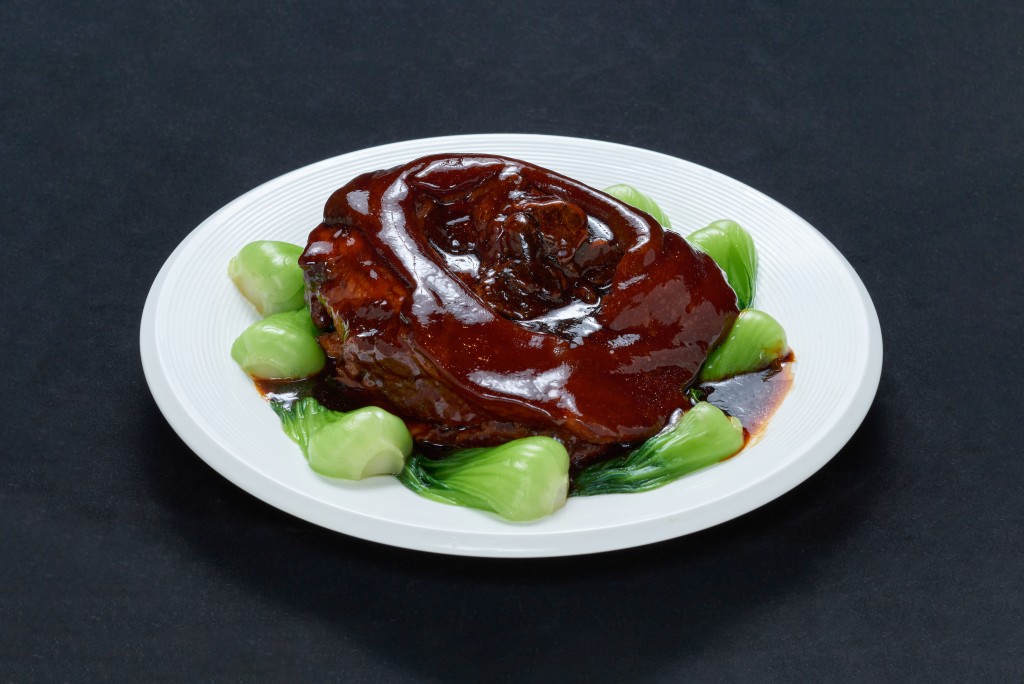 上海大圓蹄 $368/B，原隻豬腳用紅燒方法燜煮至入味，肉質柔軟、豬皮肥而不膩，散發醬料的濃郁香味。