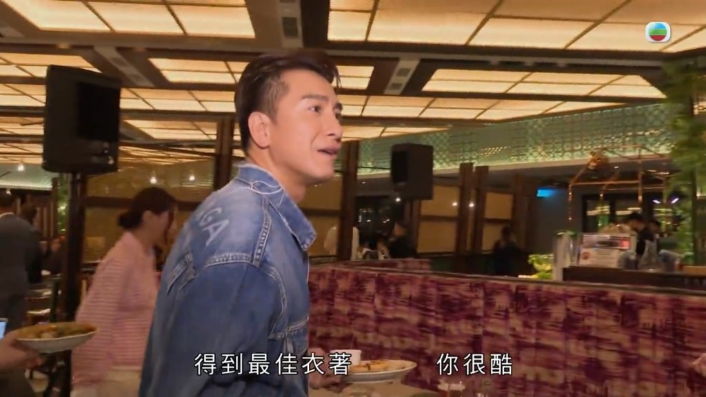 期間更跟在旁拿食物的出爐「大灣區最喜愛TVB男主角」及「最佳衣着男藝人」馬國明互動。