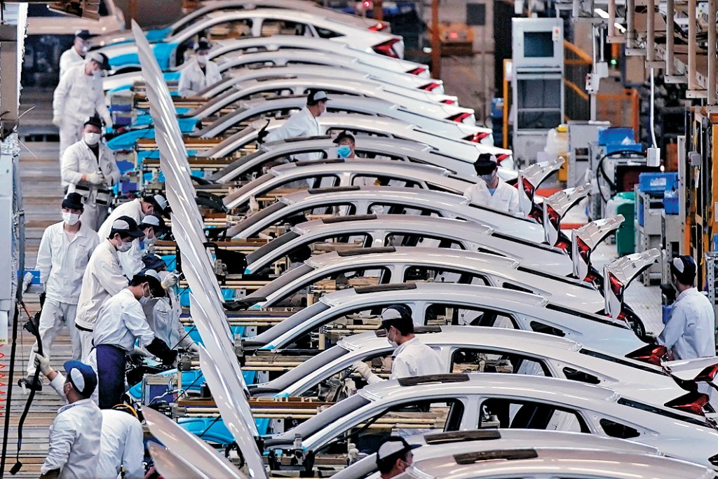 武漢東風本田工廠，員工在生產線上工作。