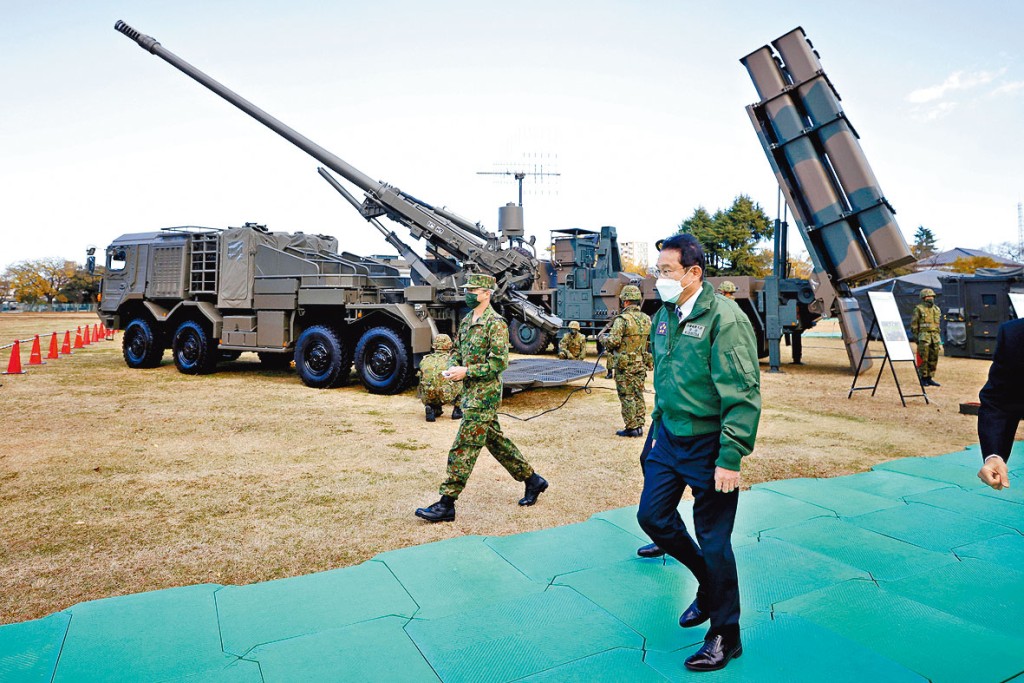 岸田文雄去年底視察「十二式地對艦導彈」發射器(右)。