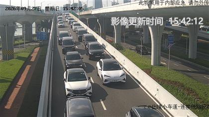 現場車龍超過500米,候檢時間超過40分鐘。微信:大橋口岸實時通關 現場車龍超過500米,候檢時間超過40分鐘。微信:大橋口岸實時通關