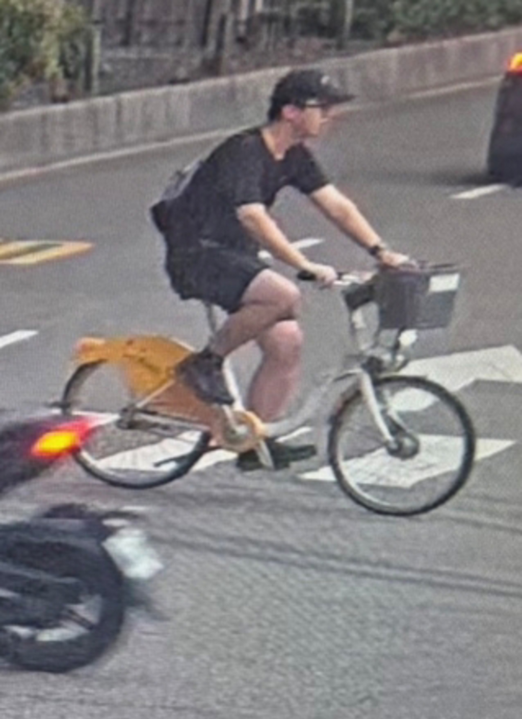 張文19日犯案時不斷換裝扮路人及使用不同交通工具逃走。中時