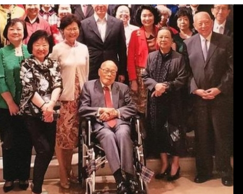 林鄭指鍾士元的客觀持平分析、政治包容立場和對後輩的關懷指導,令她獲益良多。