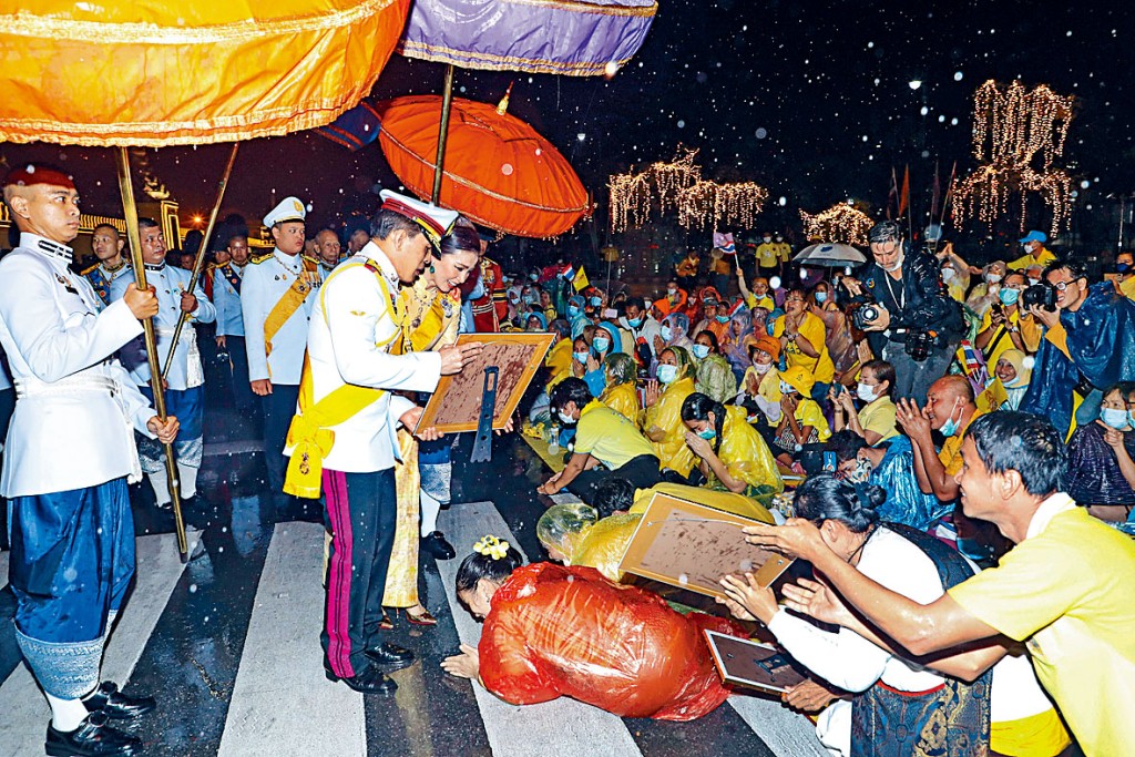 泰皇哇集拉隆功周二出席紀念已故泰皇蒲眉蓬的活動後，在大皇宮外問候民眾。