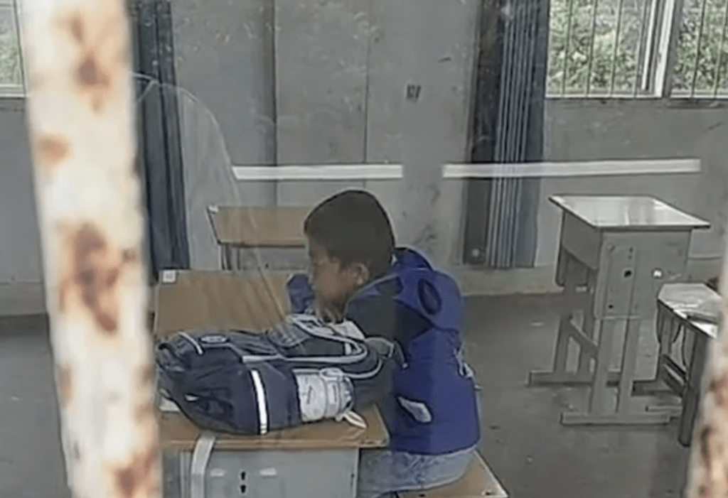 廣西小學驚現「一年級只得一個人」， 全校僅得9名學生。微博