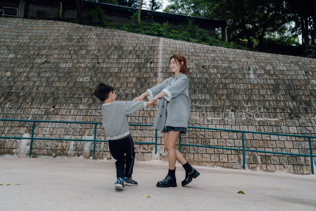 在治療路上，袁媽媽兩度暫停事業，選擇全心陪伴兒子成長。（圖片來源：《親子王》）