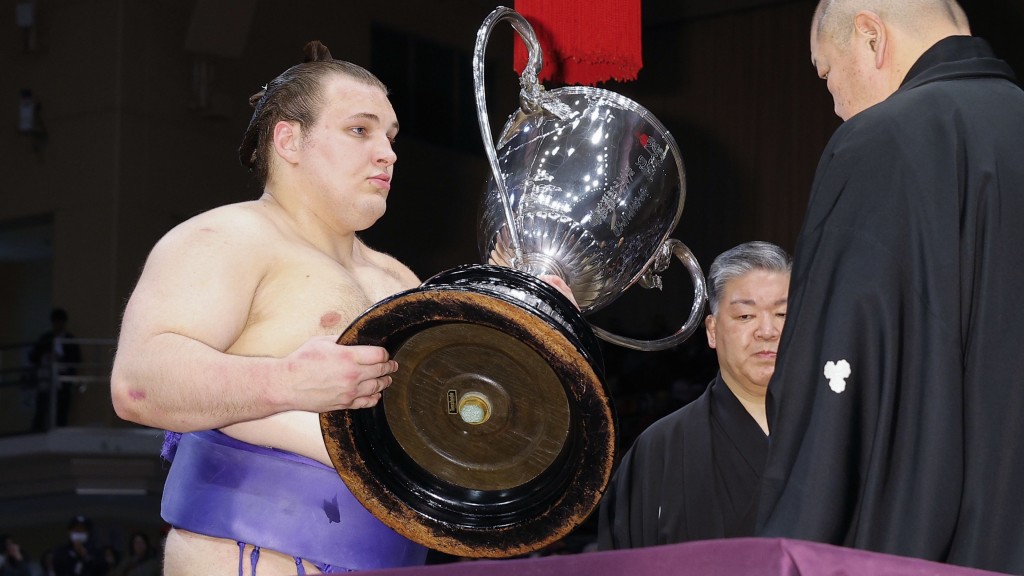 21歲烏克蘭難民擊敗橫綱選手，在日本大相撲九州賽事勝出。 美聯社